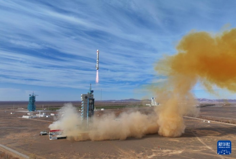 China lan?a três novos satélites ao espa?o