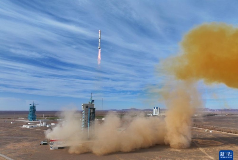 China lan?a três novos satélites ao espa?o