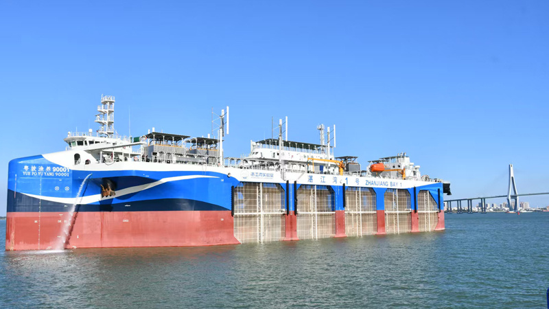 Primeiro navio de cria??o inteligente de peixes em mar profundo do mundo entra em opera??o em Guangdong