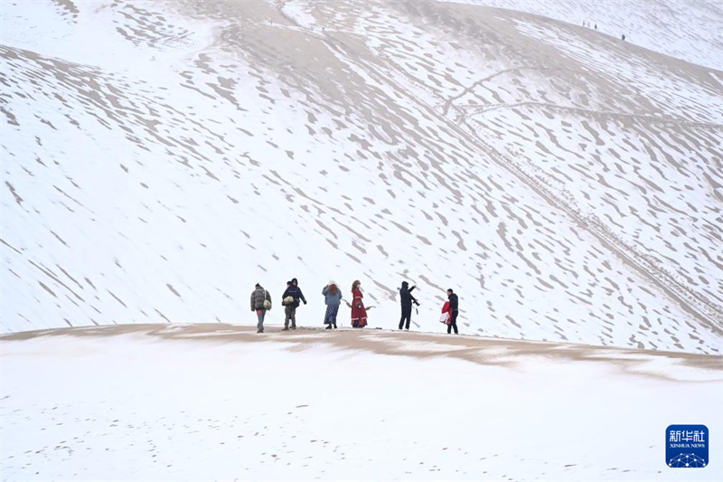 Gansu: pontos turísticos de referência em Dunhuang cobertos de branco após queda de neve