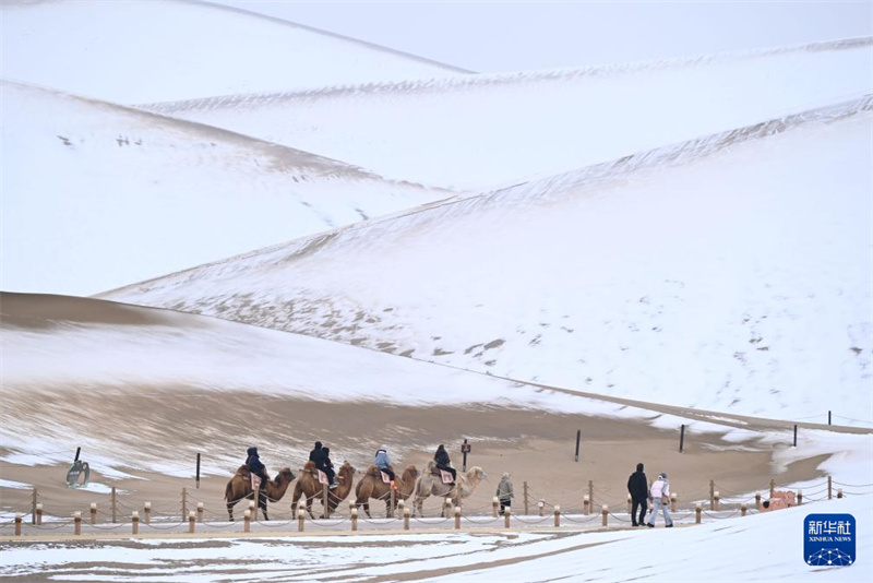 Gansu: pontos turísticos de referência em Dunhuang cobertos de branco após queda de neve