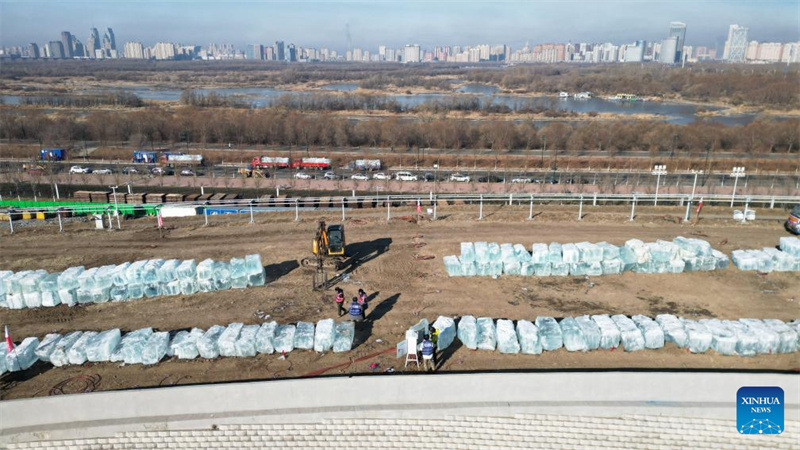 Constru??o de gelo foi iniciada no maior parque de gelo e neve do mundo