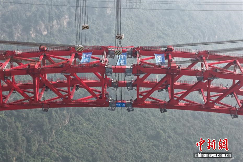 Chongqing: terminada constru??o do arco da ponte de a?o com maior v?o do mundo
