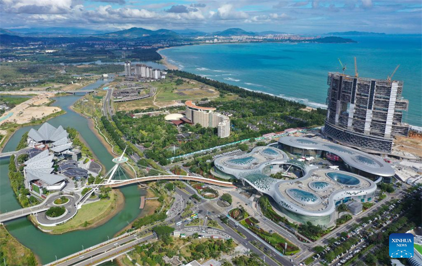 Clientes fazem compras em um shopping duty-free em Sanya, província de Hainan, no sul da China