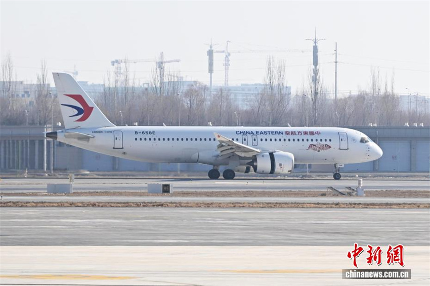 Aeronave C919 realiza primeiro voo da China Eastern para aeroporto de planalto em Lanzhou