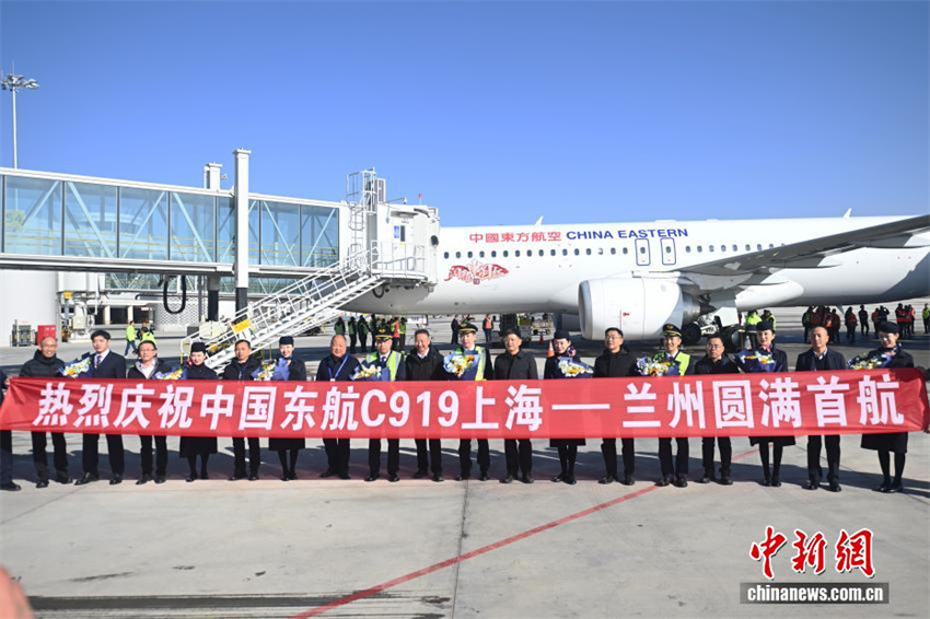 Aeronave C919 realiza primeiro voo da China Eastern para aeroporto de planalto em Lanzhou
