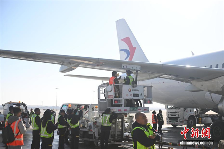 Aeronave C919 realiza primeiro voo da China Eastern para aeroporto de planalto em Lanzhou