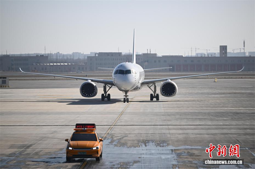 Aeronave C919 realiza primeiro voo da China Eastern para aeroporto de planalto em Lanzhou