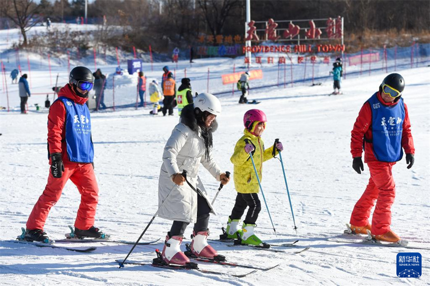“Férias na Neve” permite que jovens desfrutem de esportes de inverno sem tarefas escolares em Jilin, nordeste da China