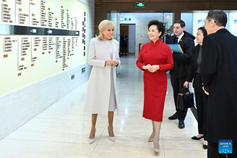 Peng Liyuan e Brigitte Macron visitam Teatro de Arte Popular de Beijing