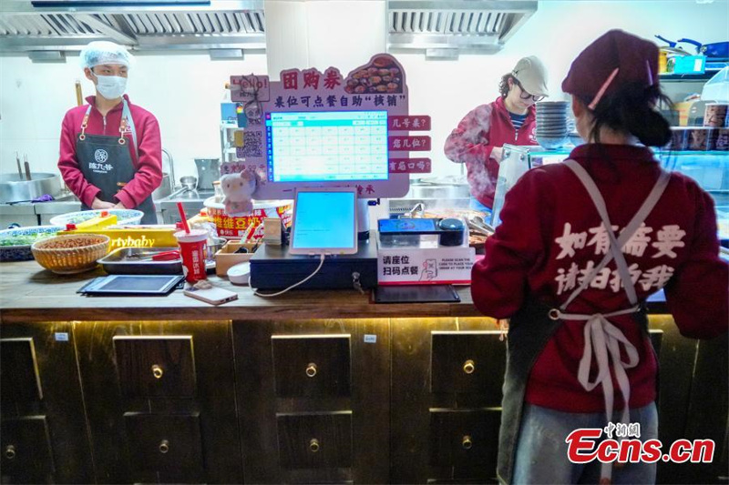 Restaurante 'silencioso' em Zhengzhou celebra Dia Internacional das Pessoas com Deficiência