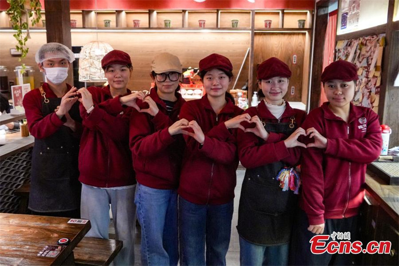 Restaurante 'silencioso' em Zhengzhou celebra Dia Internacional das Pessoas com Deficiência