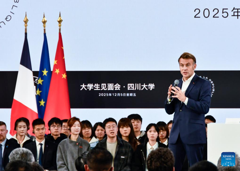 Macron visita a Universidade de Sichuan, no sudoeste da China