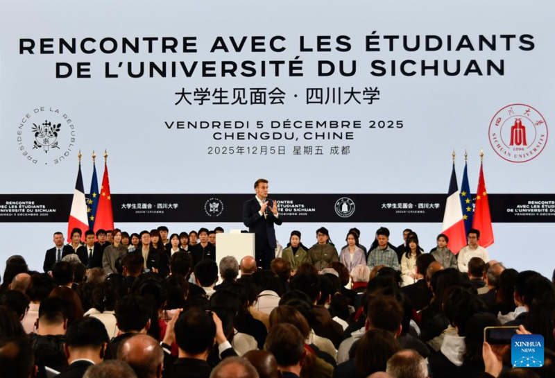 Macron visita a Universidade de Sichuan, no sudoeste da China