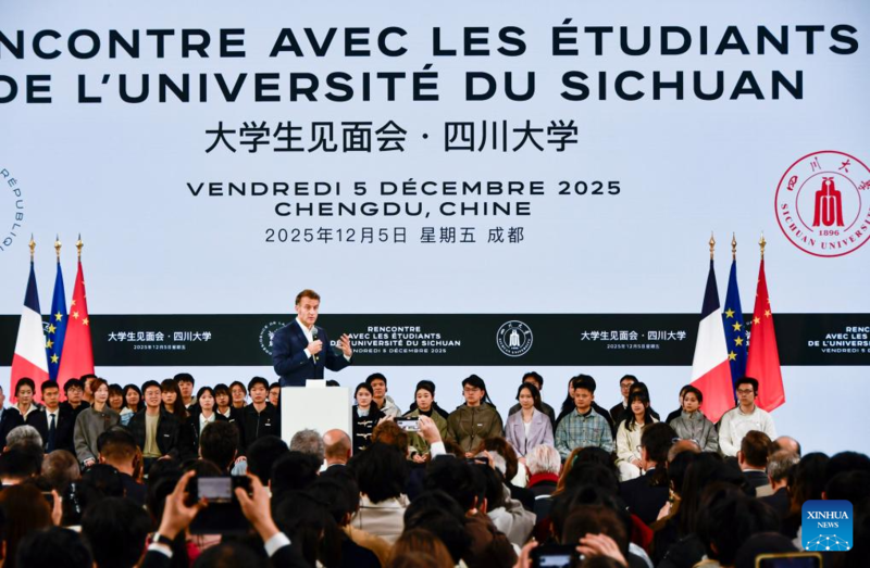Macron visita a Universidade de Sichuan, no sudoeste da China