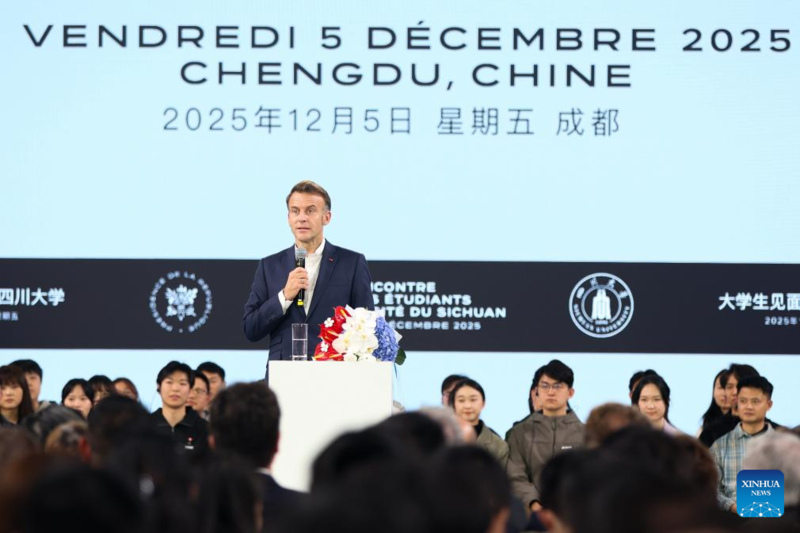 Macron visita a Universidade de Sichuan, no sudoeste da China