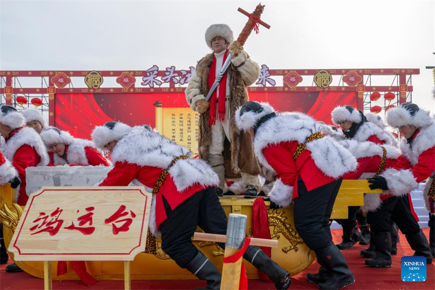 China: colheita de gelo dá início à temporada de turismo de inverno na 