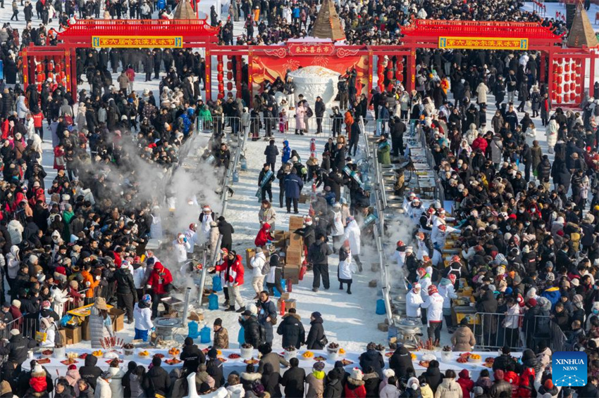 China: colheita de gelo dá início à temporada de turismo de inverno na 