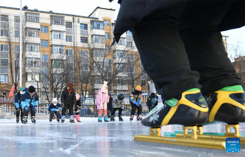 Heilongjiang leva esportes de gelo e neve para ambiente escolar