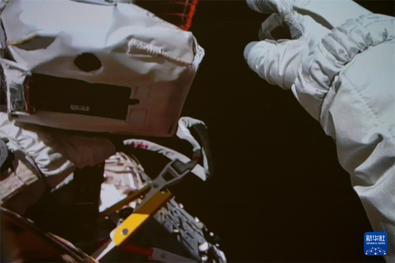 Astronautas da miss?o Shenzhou-21 concluem primeira série de atividades extraveiculares em órbita