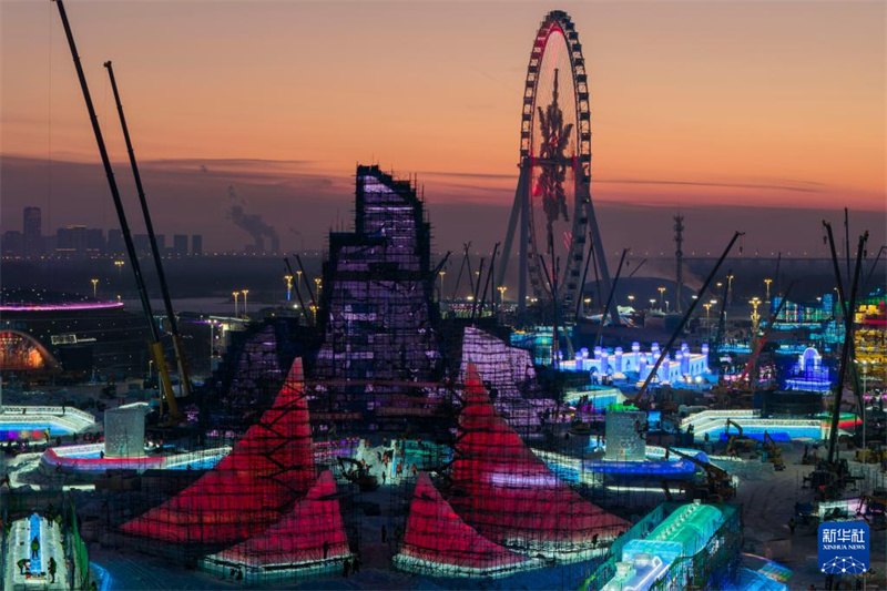Torre principal da 27a edi??o do Mundo de Gelo e Neve de Harbin atingiu sua altura máxima