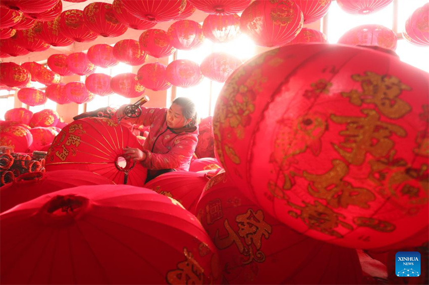 Uma funcionária produz lanternas do palácio de Gaocheng numa fábrica na vila de Tuntou, distrito de Gaocheng, Shijiazhuang, província de Hebei, no norte da China, em 10 de dezembro de 2025.