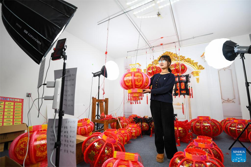 Fábrica de Lanternas do Palácio de Gaocheng em plena atividade, preparando-se para encomendas no norte da China