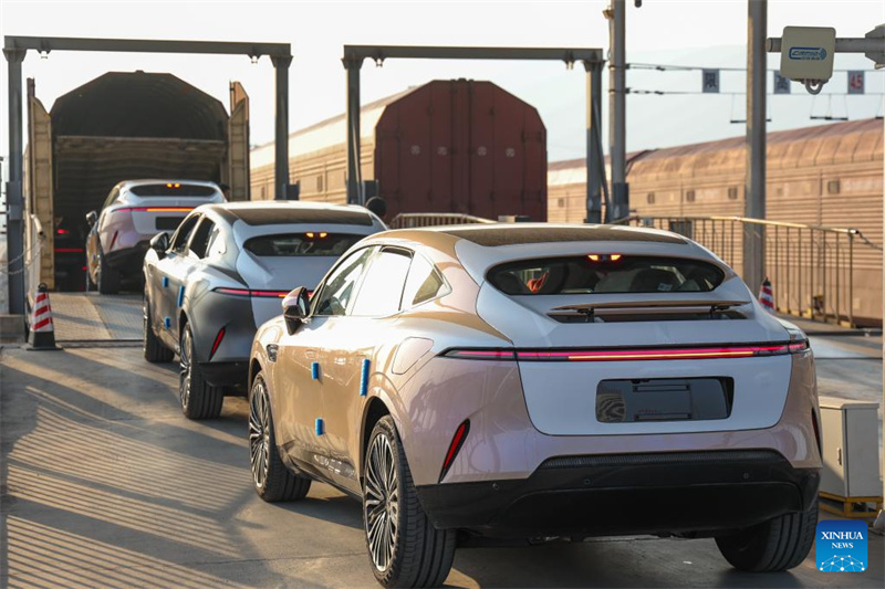 Veículos de nova energia fabricados em Chongqing, com destino à exporta??o, s?o conduzidos para um trem de carga em uma base logística de veículos comerciais em Chongqing, sudoeste da China, em 29 de novembro de 2025.