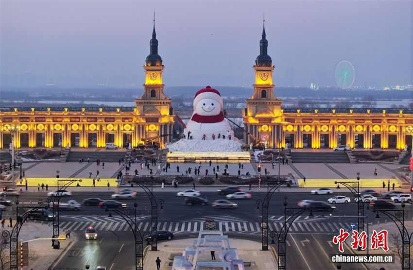 Galeria: boneco de neve gigante em Harbin “revela o rosto”