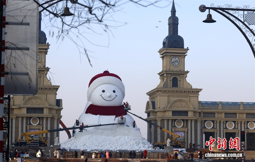 Galeria: boneco de neve gigante em Harbin “revela o rosto”