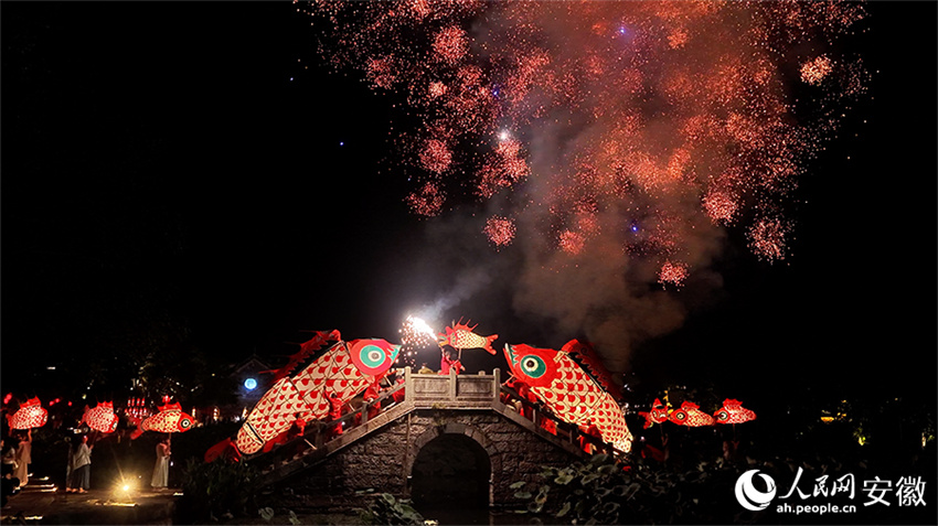 Luzes festivas iluminam a noite de Chengkan e impulsionam o turismo cultural em Anhui