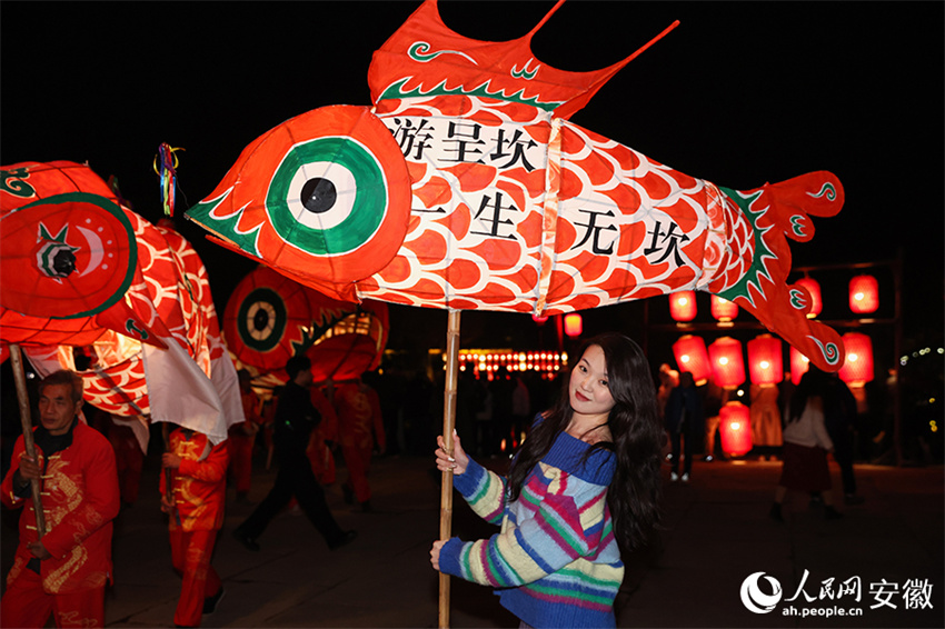 Luzes festivas iluminam a noite de Chengkan e impulsionam o turismo cultural em Anhui