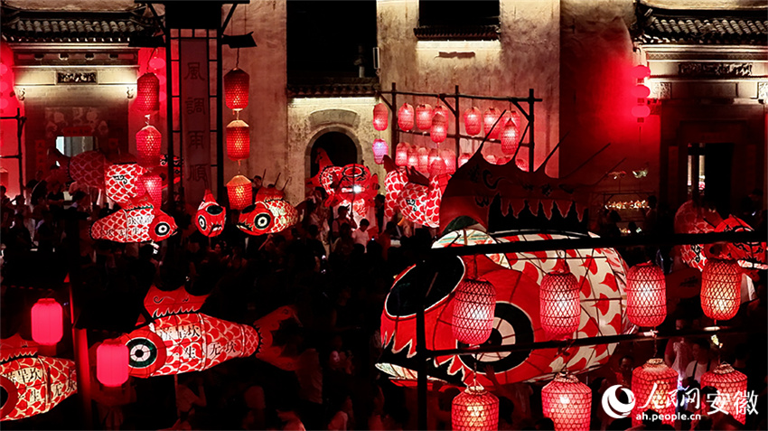 Luzes festivas iluminam a noite de Chengkan e impulsionam o turismo cultural em Anhui