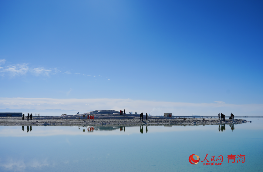 Turismo de inverno registra recorde no lago salgado de Qarhan, noroeste da China
