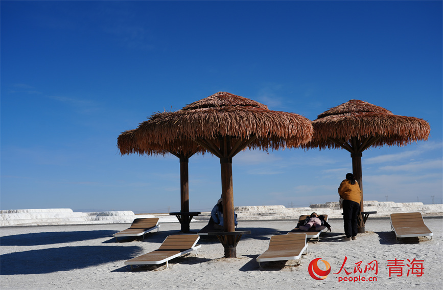Turismo de inverno registra recorde no lago salgado de Qarhan, noroeste da China