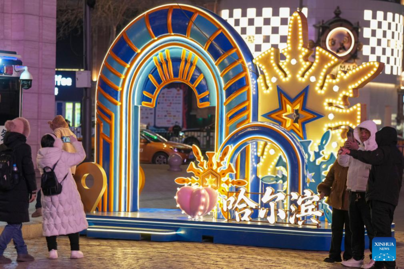 Galeria: Turistas visitam Rua Central em Harbin, no nordeste da China